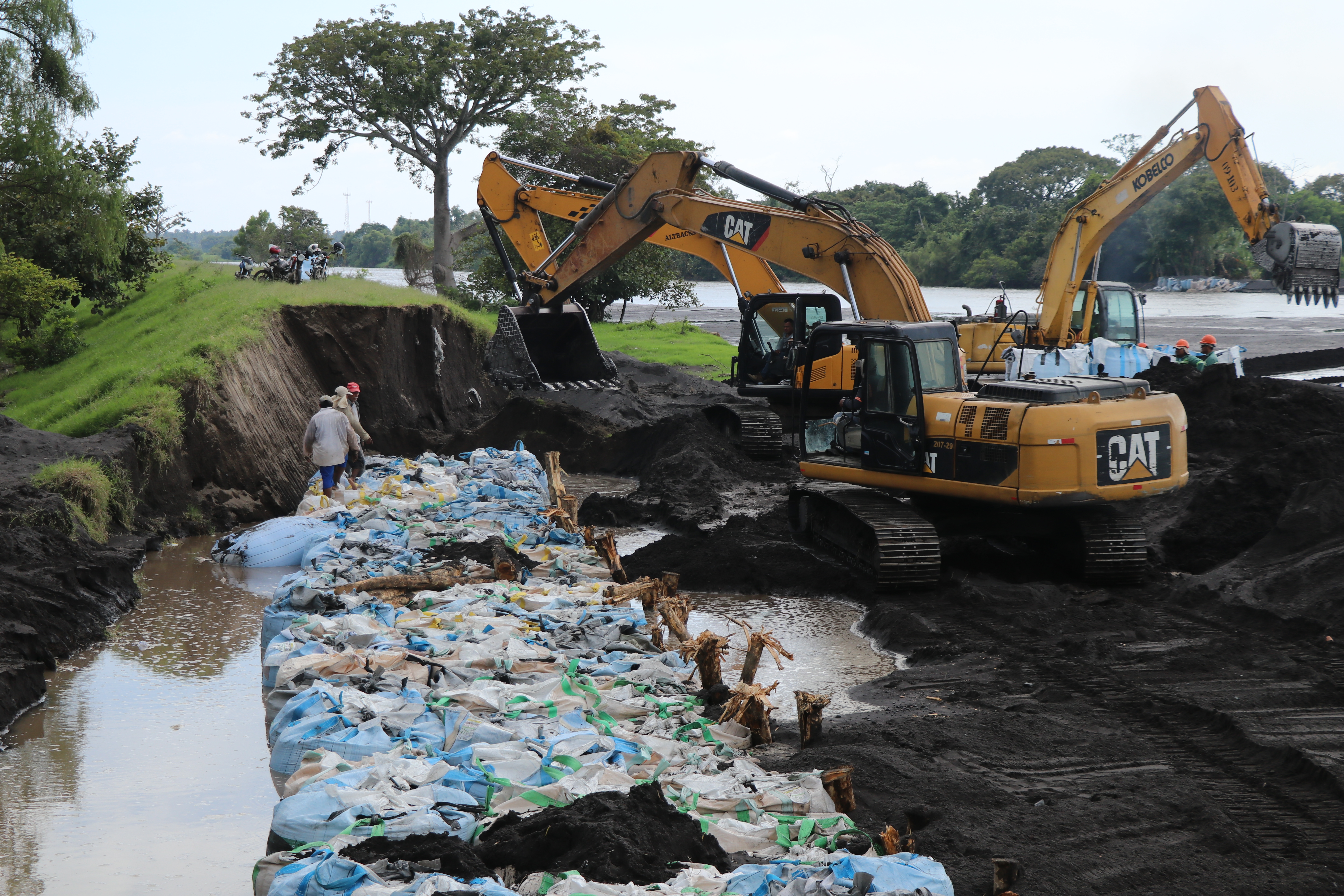 VIDEO | Unen esfuerzos para reparar boquete en la borda del río Achiguate