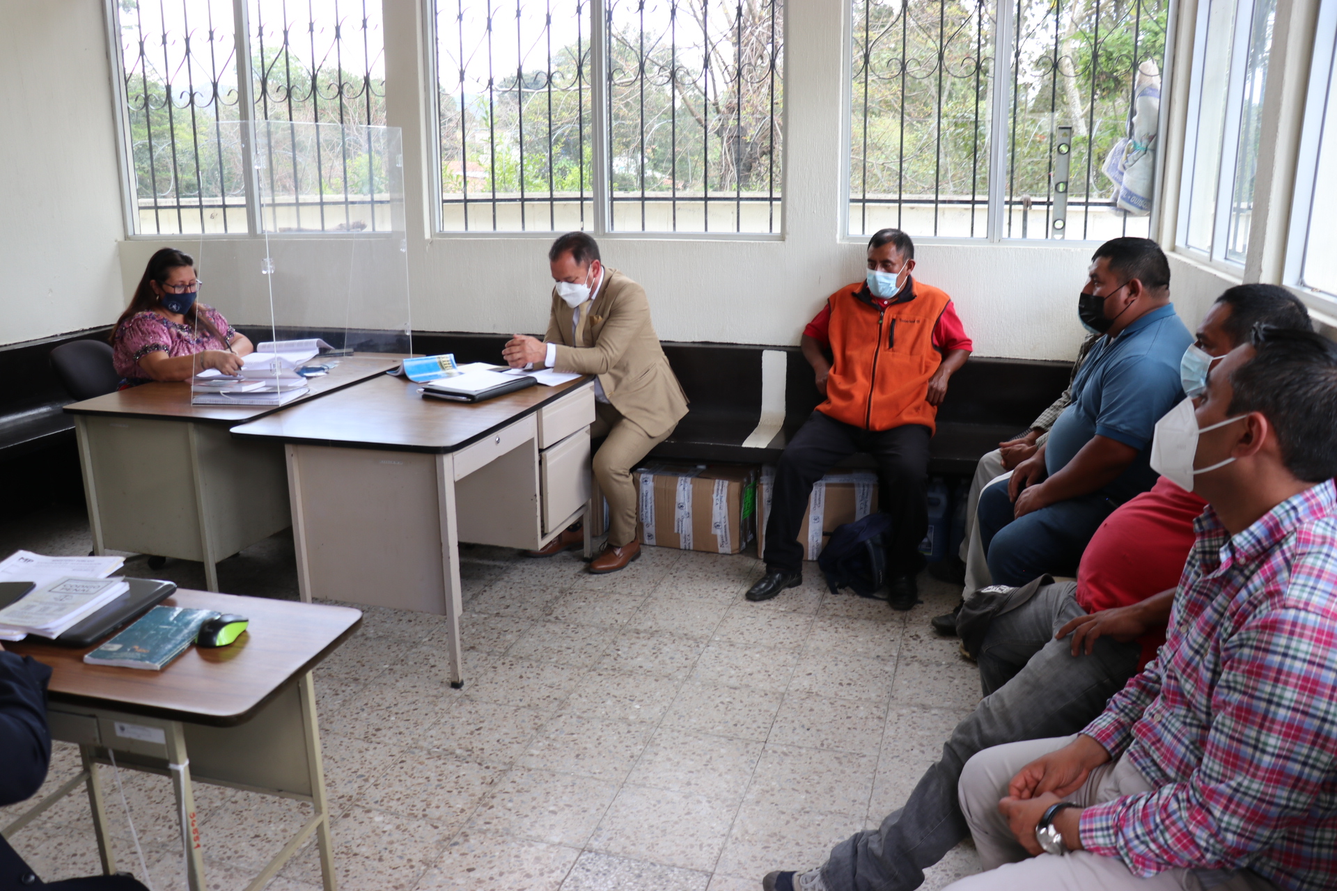 VIDEO | Sancionan con la compra de 30 mil mascarillas a cuatro hombres por organizar una fiesta comunitaria en Quiché