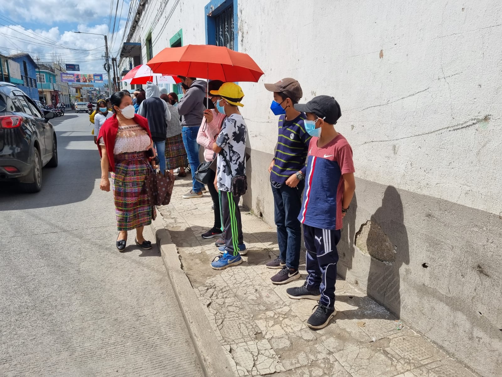 Menores y sus padres hacen largas filas en busca de&hellip;