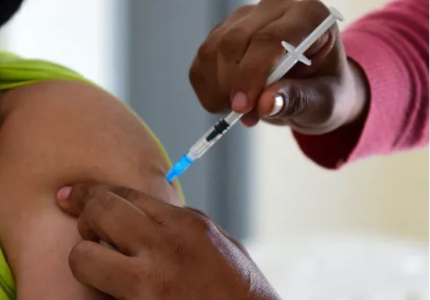 IGSS y Cruz Roja vacunan contra el covid-19 en el Mercado Cervantes