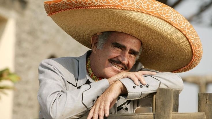 Reportan que Vicente Fernández está despierto con interacción constante con su familia y el equipo médico