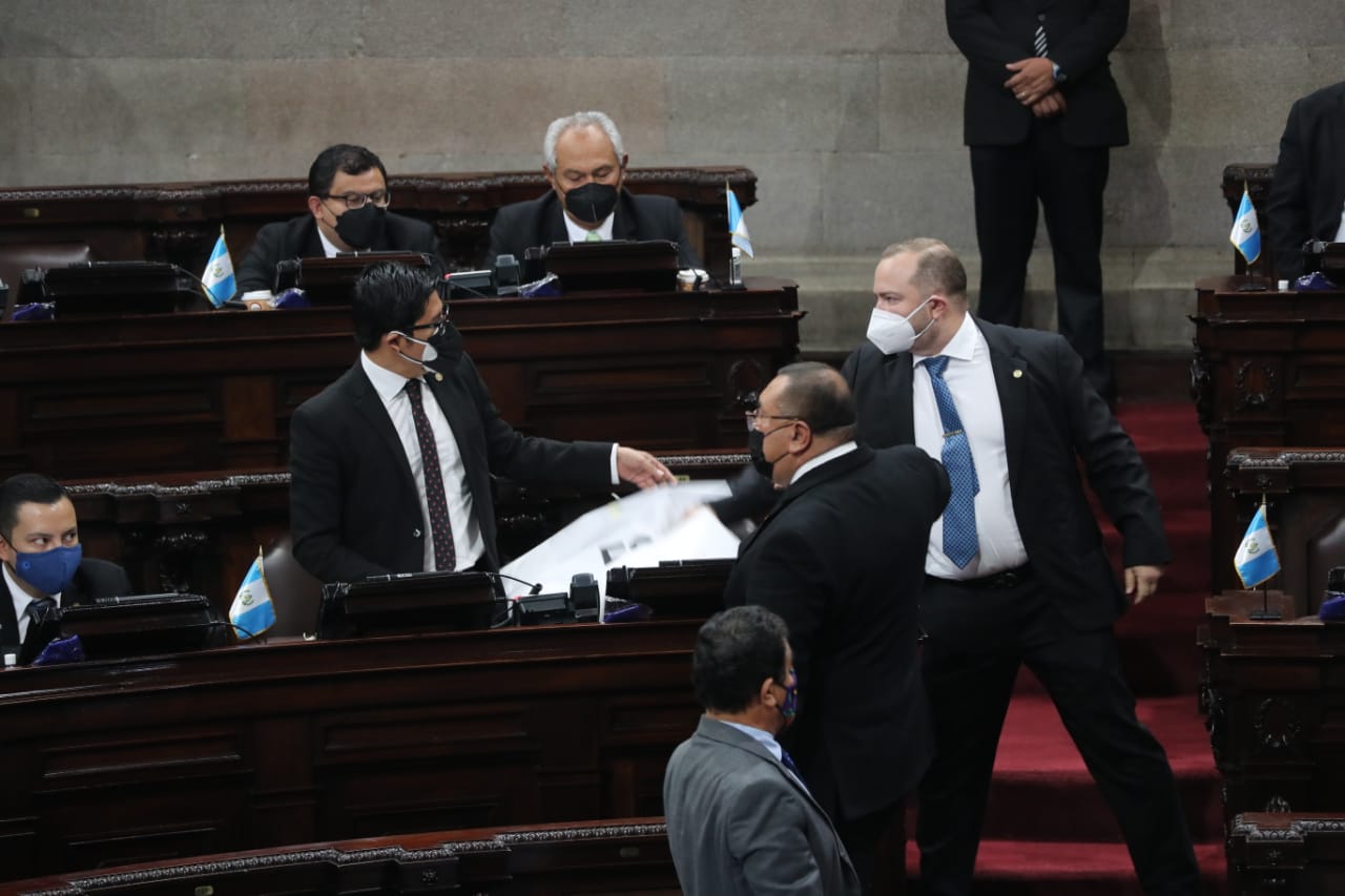 Diputados rompen carteles de parlamentarios de oposición que rechazaban celebración del Bicentenario