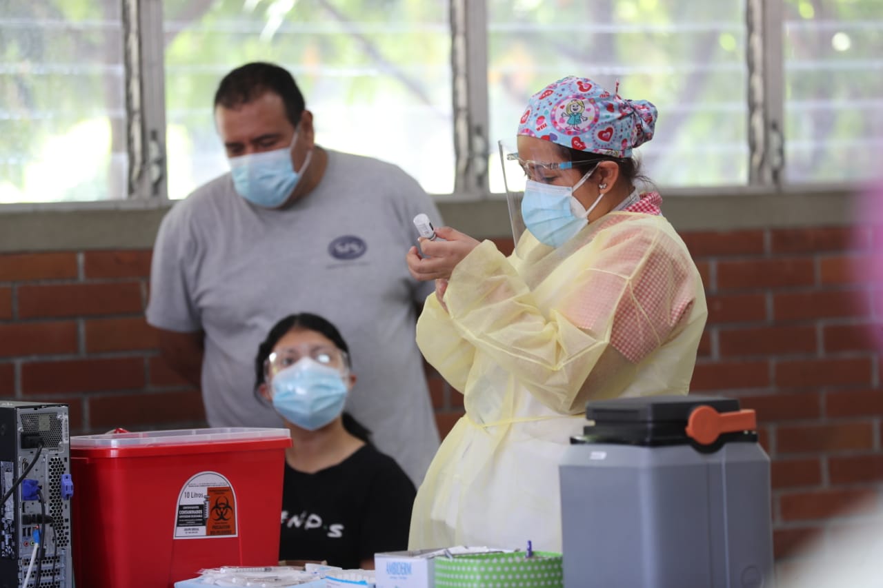 Inicia la vacunación a menores de edad, sin embargo, Salud asegura que aún no está autorizada y esta semana comenzará con registro