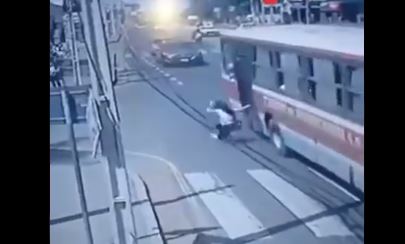 Muere joven que cayó de un autobús cuando perseguía a hombre que la asaltó