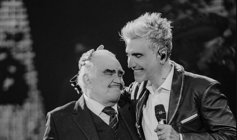 Alejandro Fernández se quiebra en pleno concierto y llora al recordar a su papá Vicente Fernández