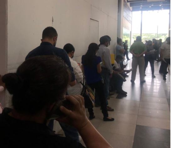 Aglomeraciones y falta de información: reportan largas filas en nueva sede de Maycom en la zona 7 capitalina