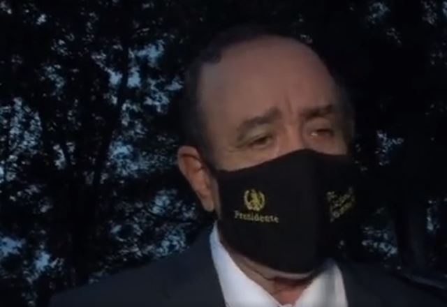 Giammattei anuncia la compra de un millón de vacunas de AstraZeneca y asegura que se colocarán en 45 días