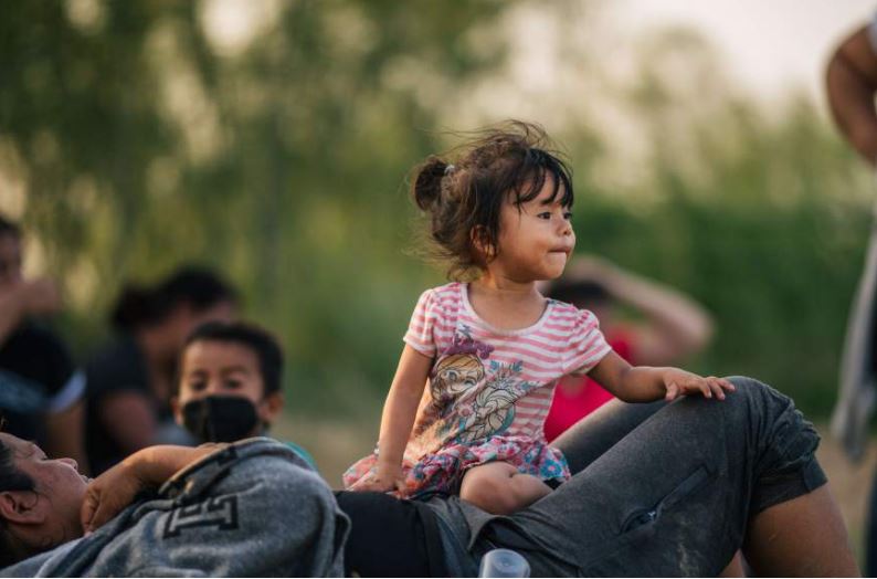 Juez de Estados Unidos prohíbe expulsar a familias migrantes sin que antes pidan asilo