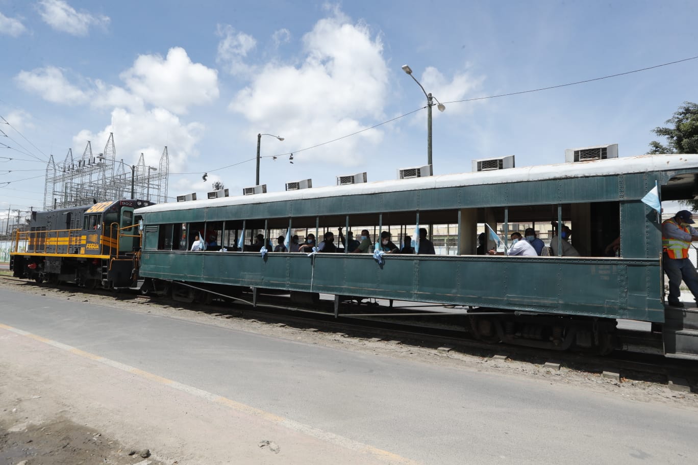 ¡A toda máquina!: trabajadores de Fegua llegan a vacunarse en tren y sorprenden a transeúntes