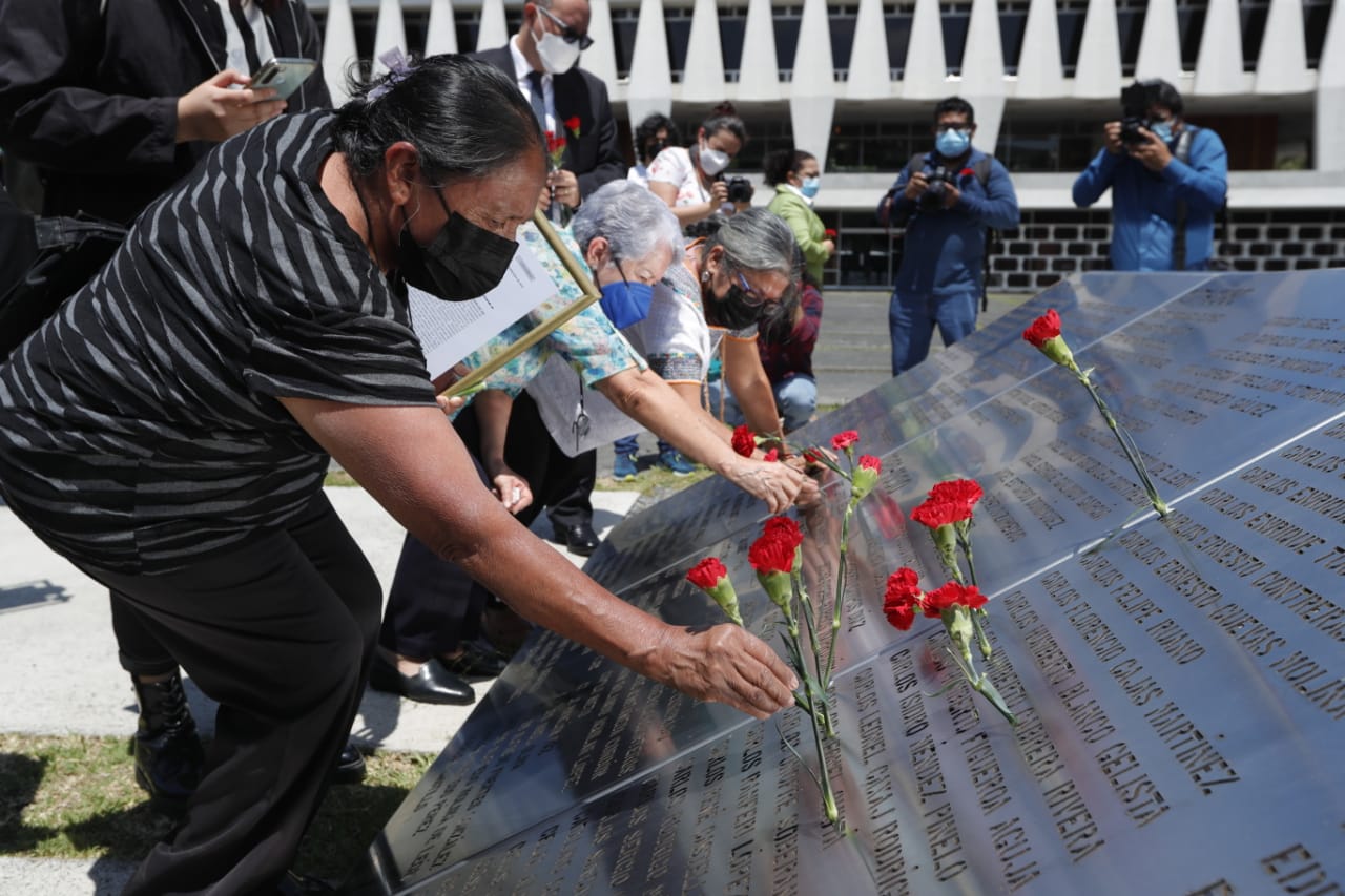 “Mi hija creció sin la figura paterna”: homenajean en la Usac a una decena de estudiantes desaparecidos en 1989