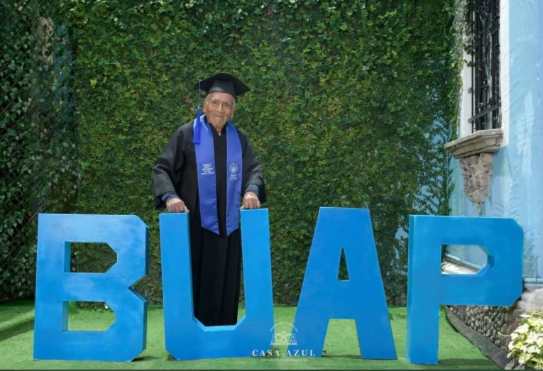 La ejemplar historia de un hombre de 85 años que se graduó de ingeniero y ya piensa en una maestría