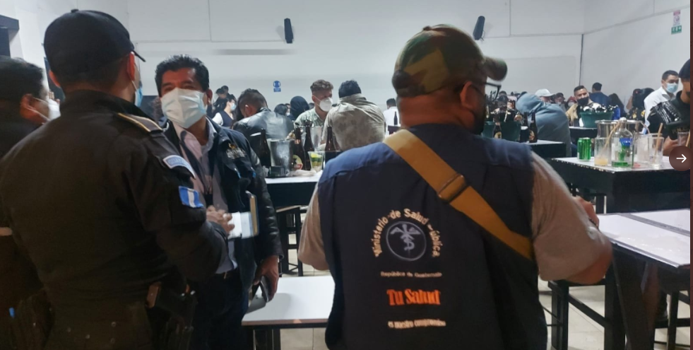 Más de 100 personas son encontradas bailando y bebiendo en local de la zona 10