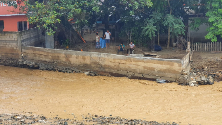 Las lluvias de las últimas horas han afectado a más de 43 mil guatemaltecos, pero en tres meses de la temporada lluviosa van 23 muertos. (Foto Prensa Libre: Conred)