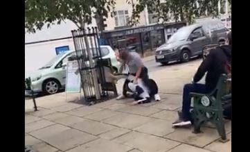 Video muestra el momento en que un hombre decide asaltar a dos jóvenes sin saber que uno de ellos era campeón de artes marciales