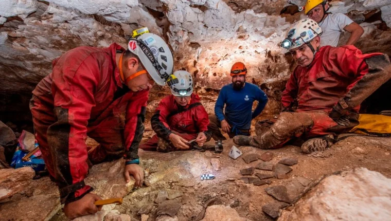 El extraordinario hallazgo de una canoa milenaria durante las obras del Tren Maya en México
