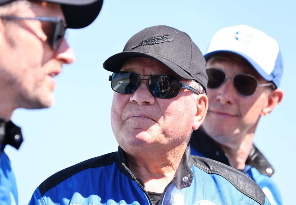 “Todo el mundo debería hacerlo”: las emotivas frases de William Shatner, el “capitán Kirk”, al descender de la nave de Bezos que lo llevó al espacio