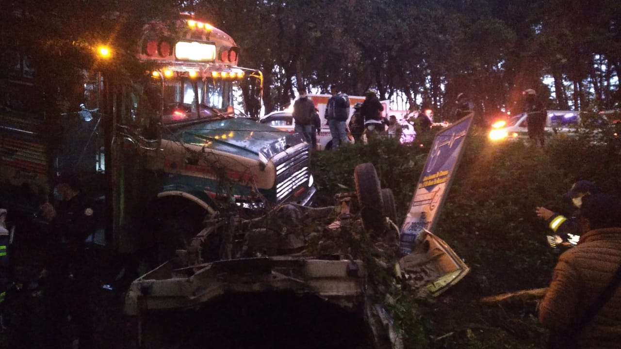 Autobús choca con vehículo y lo manda a una hondonada en la Interamericana: hay un muerto y dos heridos
