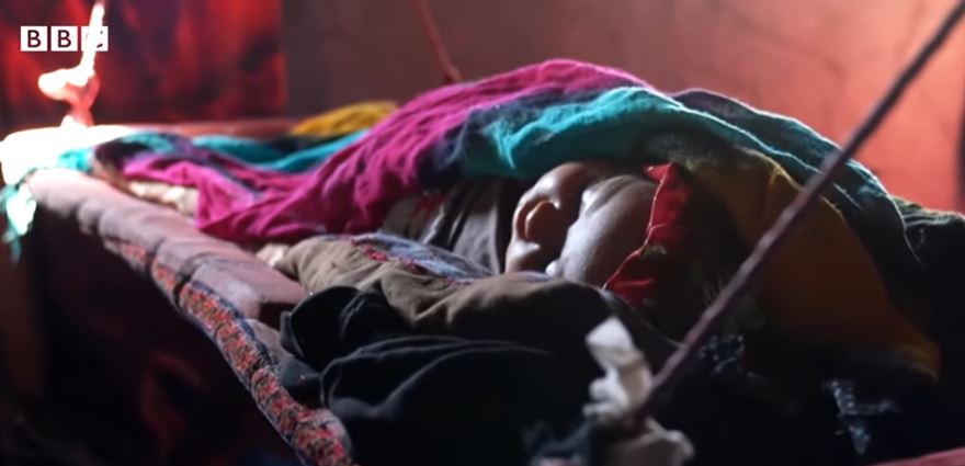 La tragedia de las familias afganas que venden a sus bebés por U$500 para poder alimentarse
