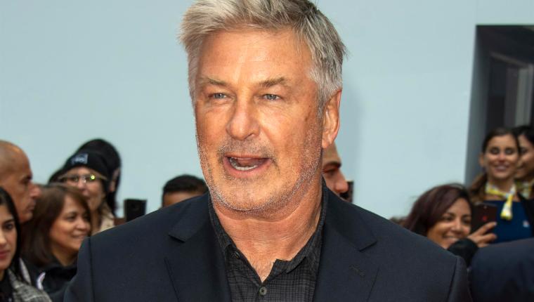 El asistente que entregó la pistola a Alec Baldwin reconoció que no la revisó