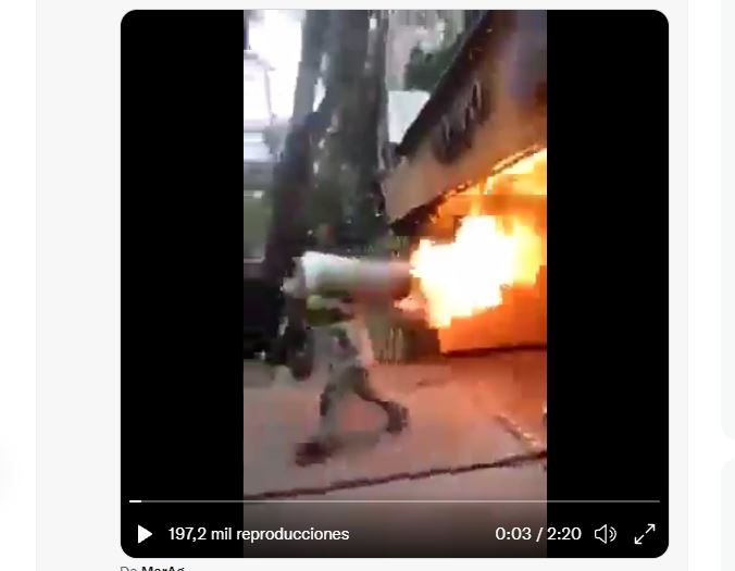 Video: Bombero pone en riesgo su vida para evitar una explosión y carga un cilindro de gas en llamas