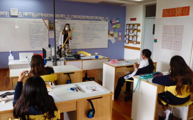 Giammattei insiste en que niños vuelvan a clases presenciales y afirma que 70 estudiantes se han suicidado este año