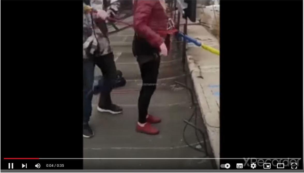 Madre muere en accidente de bungee al chocar con el suelo y estrellarse contra una pared