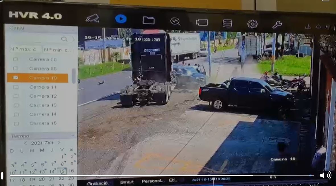 El impactante video de cómo un picop rebasa a tráiler, arrolla a motorista y se estrella con otro camión en Retalhuleu