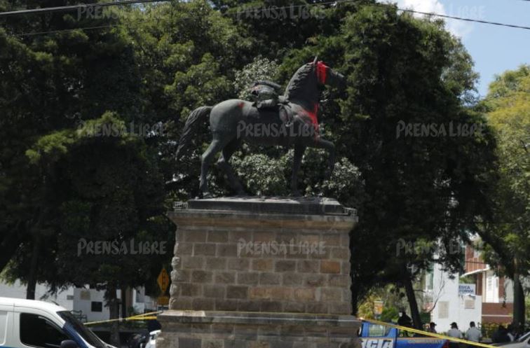 Municipalidad y Ministerio de Cultura denuncian por “daños irreparables” a supuestos manifestantes que vandalizaron monumentos