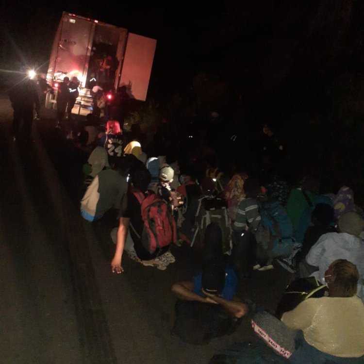 Unos supuestos “coyotes” abandonaron a 126 migrantes dentro de un contenedor en una carretera de Escuintla.