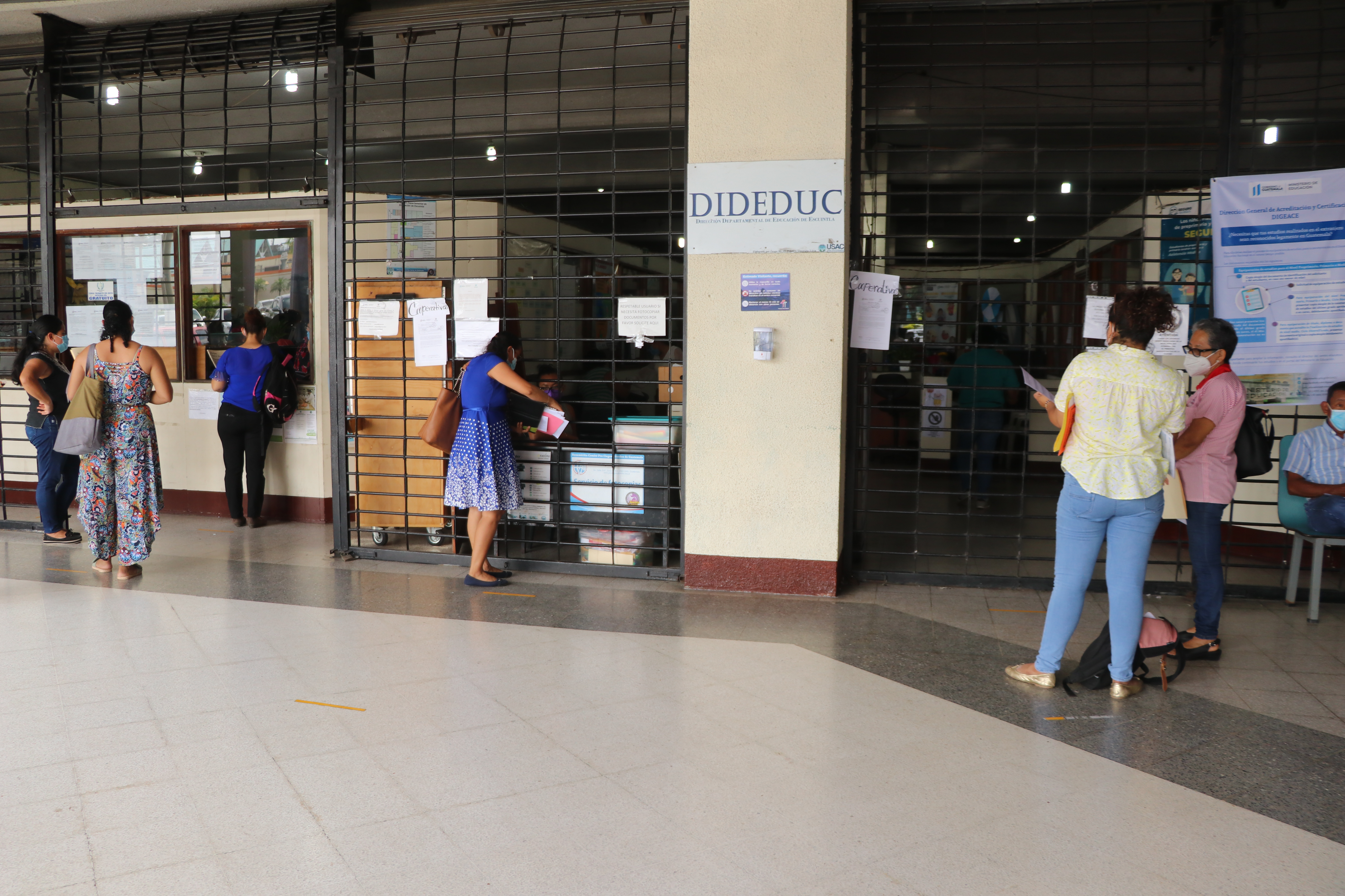VIDEO | Trámite de títulos de graduandos no avanza por falta de Director departamental de Educación en Escuintla