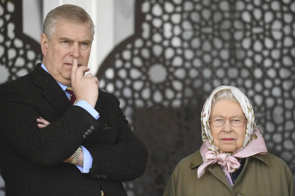 Isabel II paga millones de su fortuna para defender al príncipe Andrés
