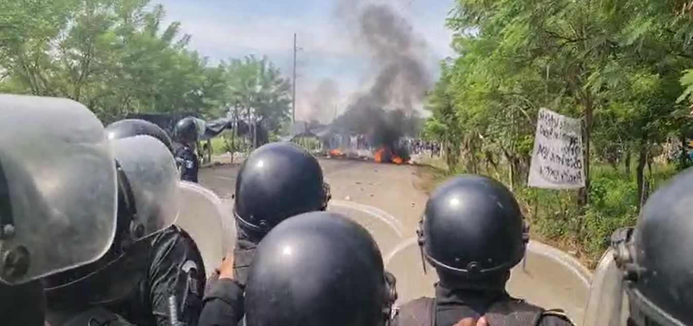 Enfrentamientos continúan en El Estor por desalojo de manifestantes