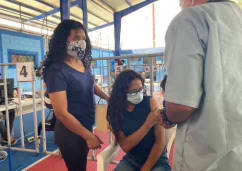 “Que se vacunen porque trae consecuencias buenas”: adolescentes expresan qué los motivó a vacunarse contra el covid-19