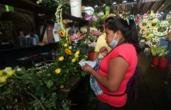 Vendedores del Mercado de Flores dicen que cierre de cementerios este 31 de octubre y 1 y 2 de noviembre les afecta en sus ventas