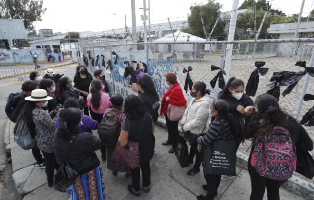 “Estamos de duelo”: organizaciones de mujeres colocan moñas y mantas para denunciar muertes y falta de acciones por el covid-19