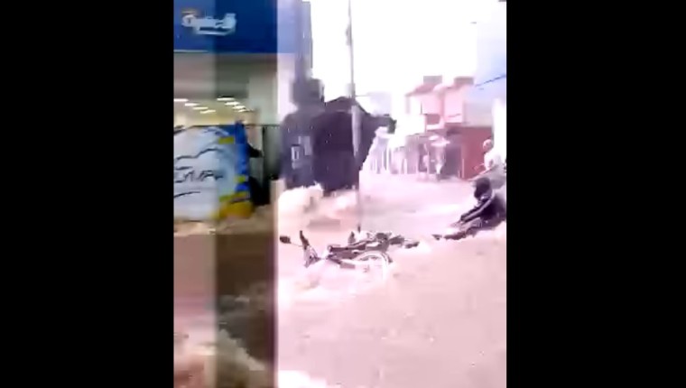 Vecinos captan en video los dramáticos momentos en que motoristas son arrastrados por correntadas en Escuintla