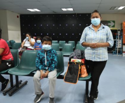 La historia del menor que espera trasplante de riñón y que recibió su primera dosis contra el covid-19
