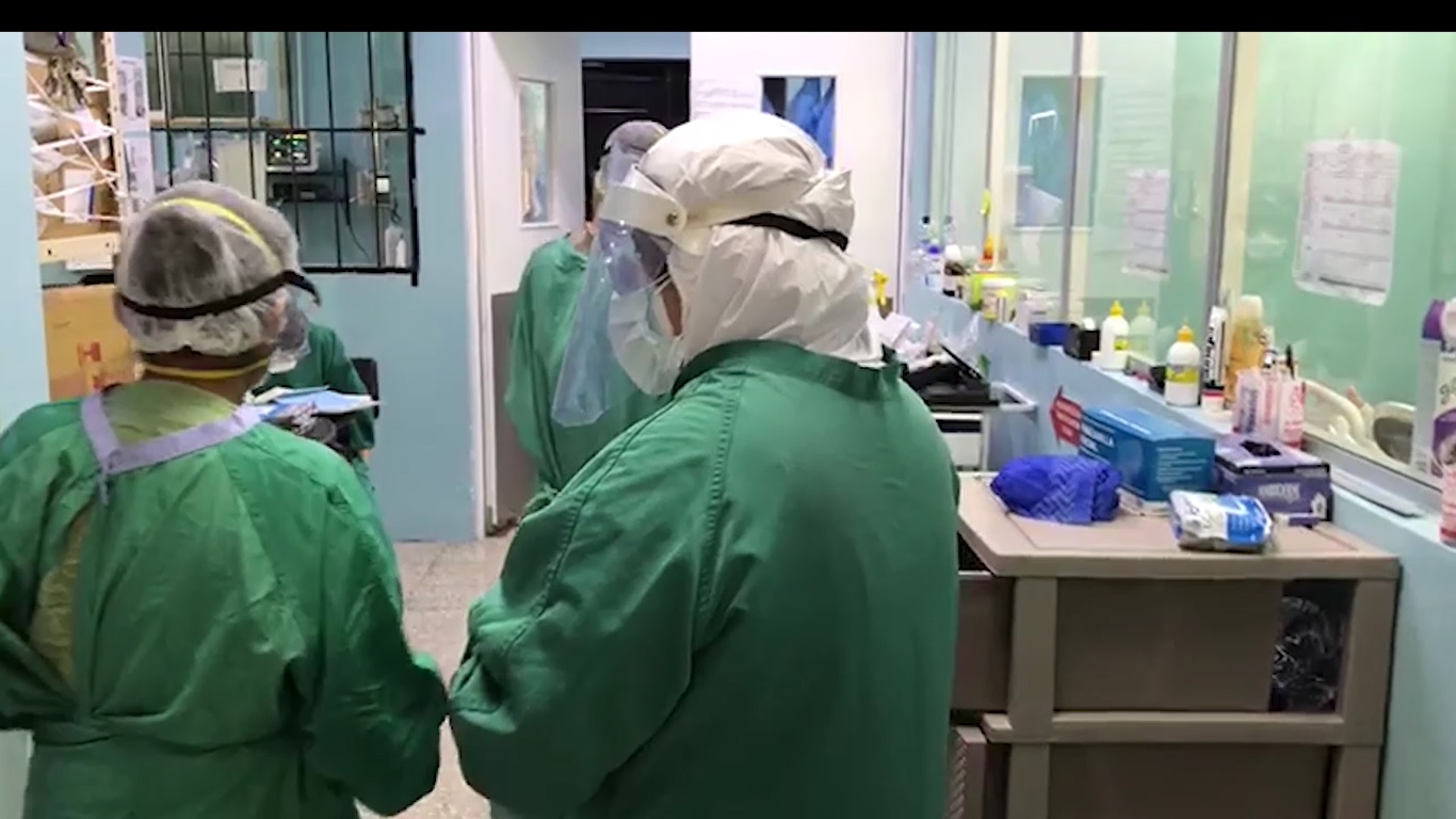 VIDEO | Despiden a médicos del área de covid-19 del Hospital Regional de Quiché por denuncias de venta de medicinas con montos que alcanzaban los Q35 mil