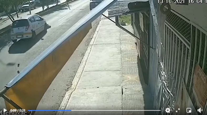 Cámara graba impactante momento en el que un taxista embiste a menor que muere por la fuerza del golpe