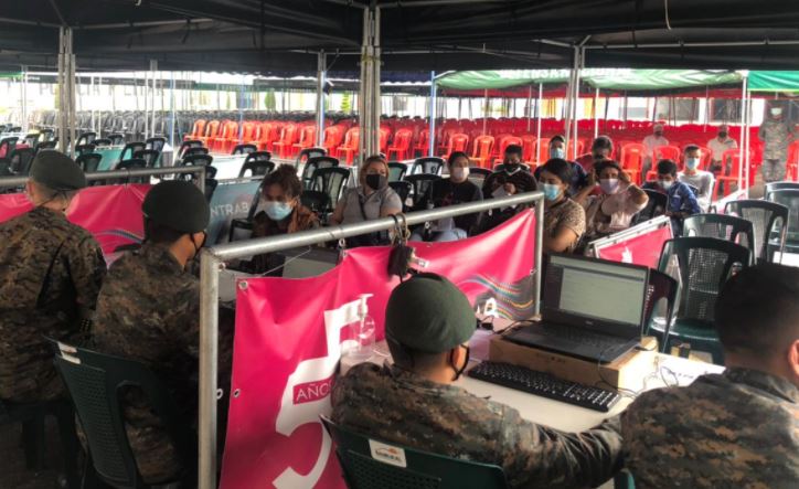 Baja afluencia de personas en puestos de vacunación y algunos dicen que llegan porque sin la vacuna no les dan trabajo