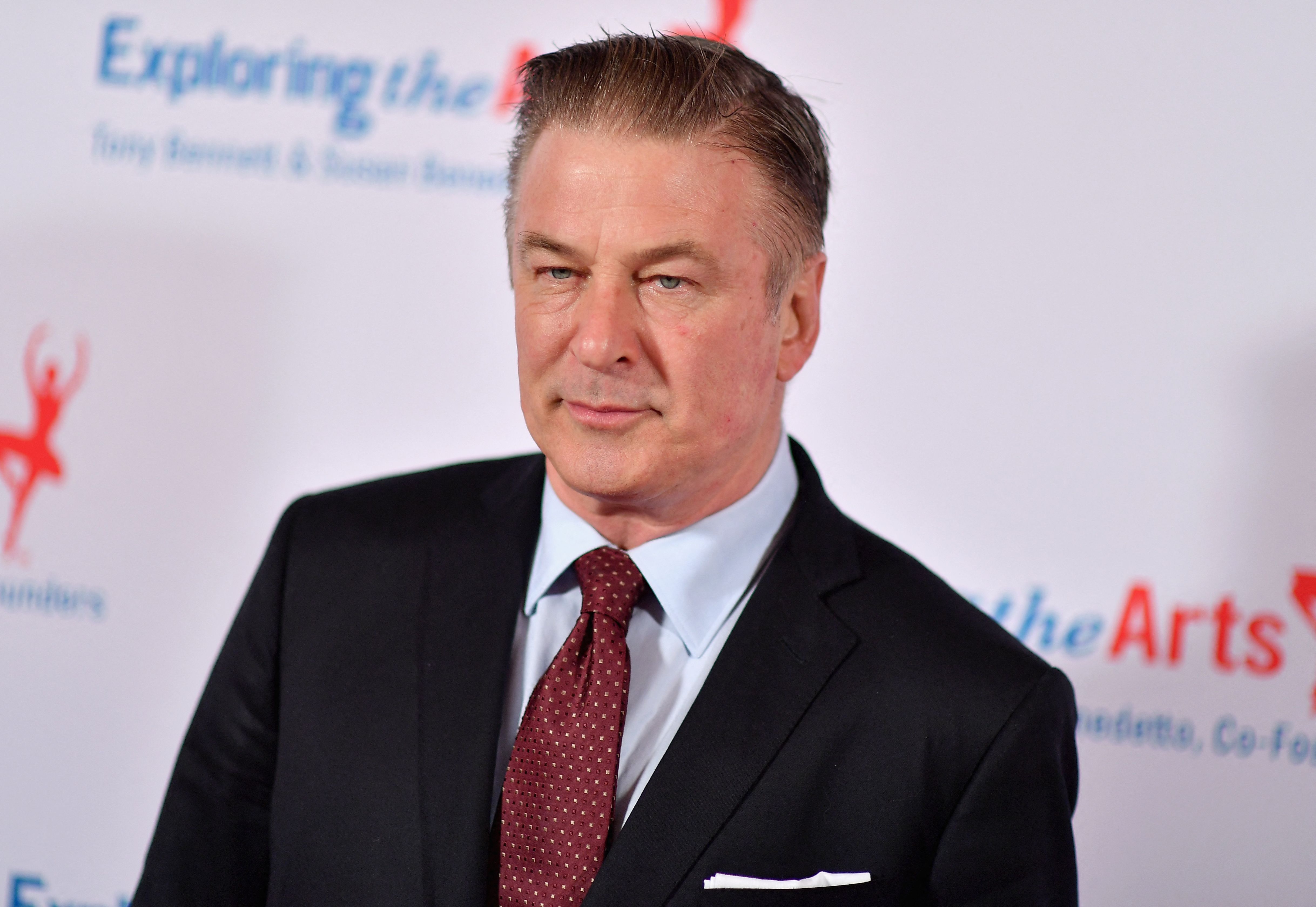 Alec Baldwin rompe el silencio ante el trágico accidente que arrebató la vida de Halyna Hutchins: No hay palabras que expresen mi tristeza”