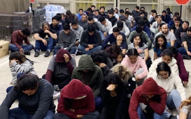 Localizan a 75 migrantes centroamericanos “temblando de frío” dentro de un camión refrigerado en Texas
