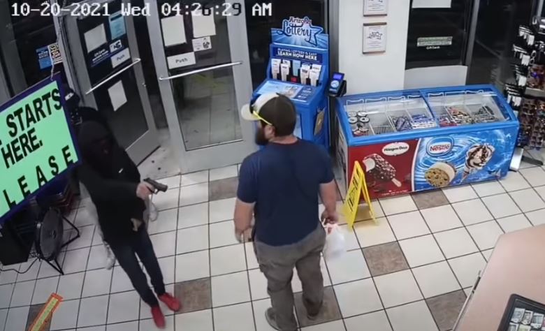Cámara capta el momento en que hombres armados intentan asaltar una tienda en Arizona, pero son sometidos por un exmarine