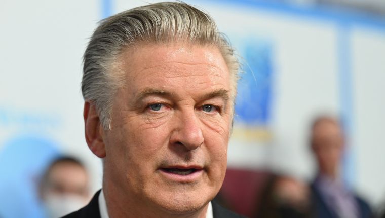 Autoridades creen que se mezcló munición real con falsa en rodaje de Alec Baldwin