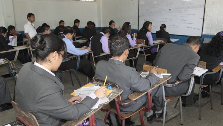 Mineduc dice que sí habrá prueba para graduandos, pero será para una muestra y opcional