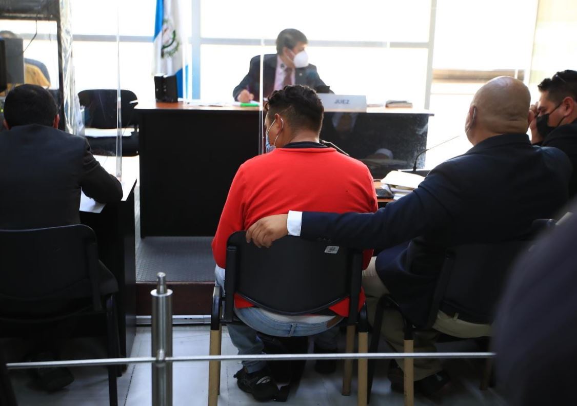 Vendedor que agredió a golpes a un PMT por colocarle un cepo en la zona 13 es ligado a proceso sindicado de atentado