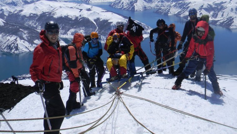 La conmovedora historia del chileno que llegó a la cumbre de un volcán en silla de ruedas (y al que 10 años después vuelve caminando)