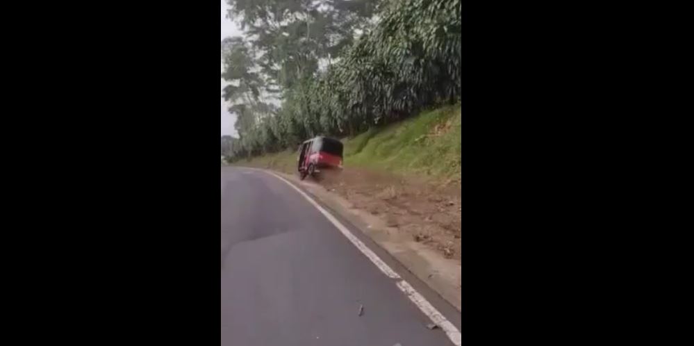 Mototaxista vuelca en carretera en Suchitepéquez y el accidente queda grabado en video
