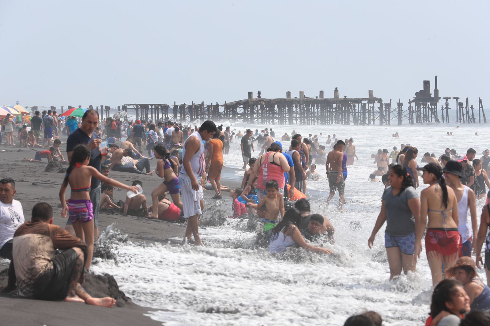 Guatemaltecos visitan el puerto de San José por fin de semana largo