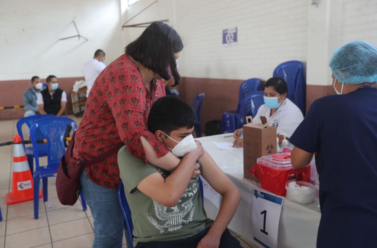 Salud empieza a aplicar dosis de refuerzo de la vacuna contra el covid-19